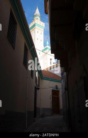 Passeggia per i vicoli stretti della medina e la casbah nell'antica città di Costantino, nell'Algeria settentrionale. Foto Stock