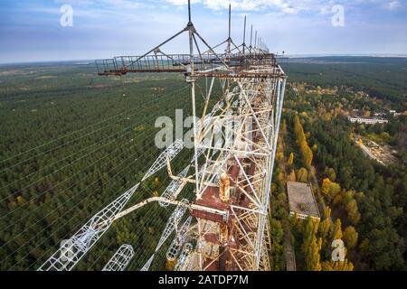 Vista dall'alto del sistema radar Duga abbandonato nella zona di esclusione di Chernobyl, in Ucraina, in autunno Foto Stock