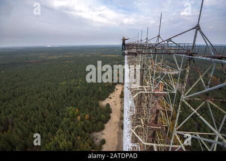 Vista dall'alto del sistema radar Duga abbandonato nella zona di esclusione di Chernobyl, in Ucraina, in autunno Foto Stock