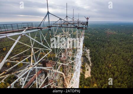 Vista dall'alto del sistema radar Duga abbandonato nella zona di esclusione di Chernobyl, in Ucraina, in autunno Foto Stock