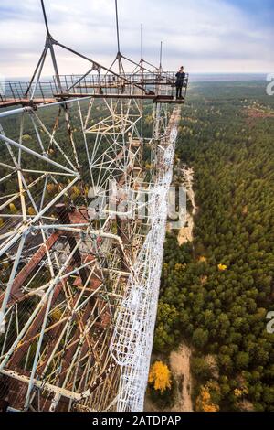 Vista dall'alto del sistema radar Duga abbandonato nella zona di esclusione di Chernobyl, in Ucraina, in autunno Foto Stock