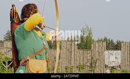 Gruppo di arcieri medievali sono la formazione sul tiro con l'arco. Cavalieri camp. Ricostruzione storica del 14-15secolo, le Fiandre. Foto Stock