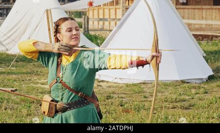 Gruppo di arcieri medievali sono la formazione sul tiro con l'arco. Cavalieri camp. Ricostruzione storica del 14-15secolo, le Fiandre. Foto Stock