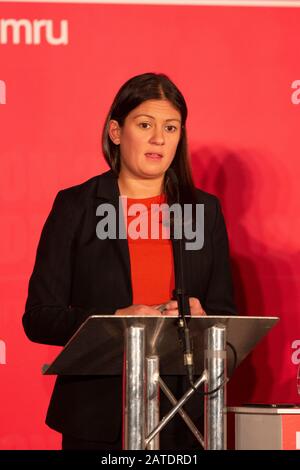 Cardiff, Galles, Regno Unito. 02nd Feb, 2020. Cardiff, GALLES, REGNO UNITO - 2 FEBBRAIO 2020 - Lisa Nandy parla durante le marchette della leadership laburista al Municipio di Cardiff. Credito: Mark Hawkins/Alamy Live News Foto Stock