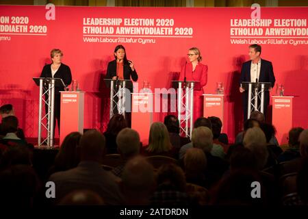 Cardiff, Galles, Regno Unito. 02nd Feb, 2020. Cardiff, GALLES, REGNO UNITO - 2 FEBBRAIO 2020 - Lisa Nandy parla durante le marchette della leadership laburista al Municipio di Cardiff. Credito: Mark Hawkins/Alamy Live News Foto Stock