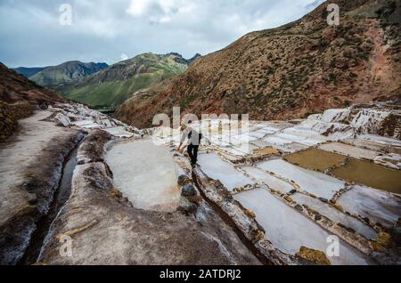 Vista pittoresca delle terrazze di Salinas de Maras, Perù. Miniera naturale di sale. Saline Inca a Maras, vicino Cuzco in Valle Sacra, Perù Foto Stock