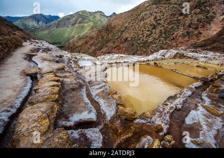 Vista pittoresca delle terrazze di Salinas de Maras, Perù. Miniera naturale di sale. Saline Inca a Maras, vicino Cuzco in Valle Sacra, Perù Foto Stock