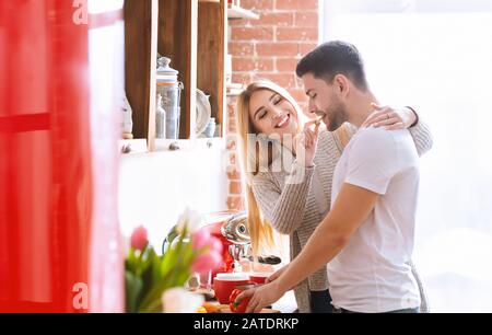 Bella ragazza giovane che alimenta il ragazzo e sorridente Foto Stock