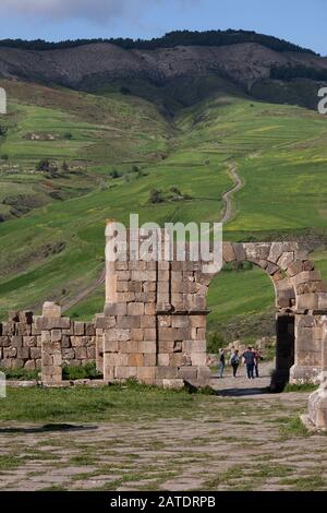 Resti del villaggio di Cuicul presso le antiche rovine romane di Djemilla, un sito patrimonio dell'umanità dell'UNESCO nell'Algeria settentrionale. Foto Stock