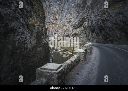 Nerrow Road a Bicaz Gorge, Romania Foto Stock