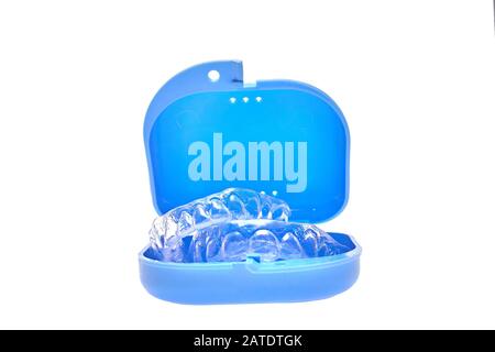 Set di singoli vassoi dentari per sbiancamento in contenitore blu Foto Stock