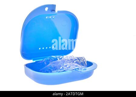 Set di singoli vassoi dentari per sbiancamento in contenitore blu Foto Stock