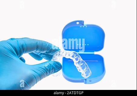 Vassoio dentistico trasparente per denti sbiancanti davanti al contenitore dentario blu Foto Stock