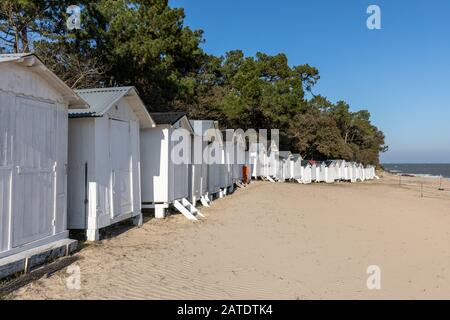 Cabine bianche sulla spiaggia di Sableaux a Noirmoutier en l'île (Vendee, Francia) Foto Stock