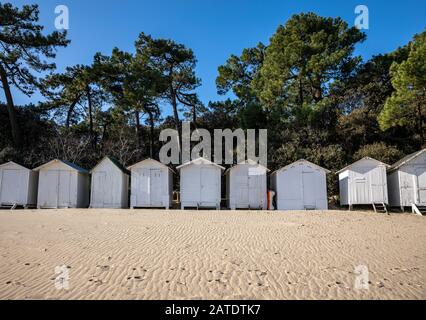 Cabine bianche sulla spiaggia di Sableaux a Noirmoutier en l'île (Vendee, Francia) Foto Stock