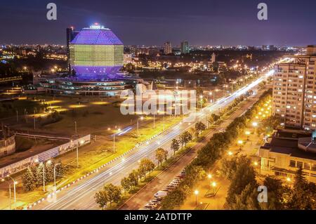 Minsk, BIELORUSSIA - 5 SETTEMBRE 2014: Illuminazione notturna luci di un moderno edificio biblioteca Foto Stock