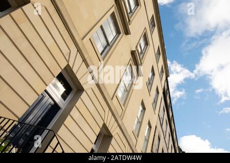 Guardando in alto giallo arenaria di fronte a 4 piani casa a Edimburgo, Scozia Foto Stock