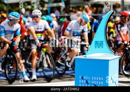 Geelong, Australia. 02nd Feb, 2020. 2 febbraio 2020: Geelong, AUSTRALIA - 2 FEBBRAIO 2020: Piloti e trofei prima del 2020 Cadel Evans Great Ocean Road Race Credit: Chris Putnam/ZUMA Wire/Alamy Live News Credit: Zuma Press, Inc./Alamy Live News Foto Stock