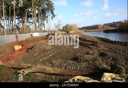 Lavori di costruzione sul Passo del Pesce a Diglis weir sul fiume Severn vicino Worcester, Regno Unito. Foto Stock