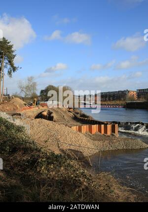 Lavori di costruzione sul Passo del Pesce a Diglis weir sul fiume Severn vicino Worcester, Regno Unito. Foto Stock