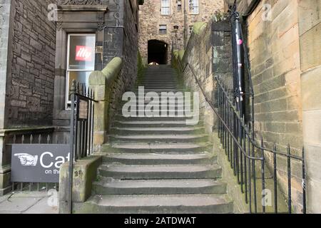 Vecchi gradini in pietra con pareti su entrambi i lati, che portano al vicolo, a Edimburgo, Scozia Foto Stock