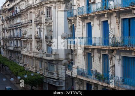 L'architettura francese è prevalente in tutta la città di Algeri, prova dell'avventura coloniale francese in Algeria Foto Stock