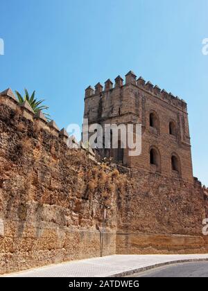 Antiche mura della città e torre nel quartiere Macarena di Siviglia Foto Stock