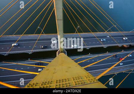 Ponte Millenium in Kazan vista aerea al tramonto con vista panoramica della città di Kazan. Sulla cima del ponte Millenium a Kazan, Russia Foto Stock