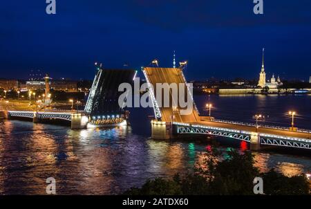 Classica vista notturna di Ponte, Pietroburgo, Russia. Le Notti Bianche A San Pietroburgo. Vista dall'alto Foto Stock