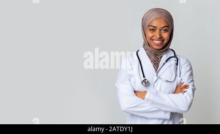 Felice Musulmano Femmina Studente Di Dottore In Hijab E Mantello Bianco Foto Stock