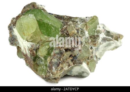 Peridot sulla matrice dalla valle di Kohistan, Pakistan isolato su sfondo bianco Foto Stock