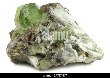 Peridot sulla matrice dalla valle di Kohistan, Pakistan isolato su sfondo bianco Foto Stock