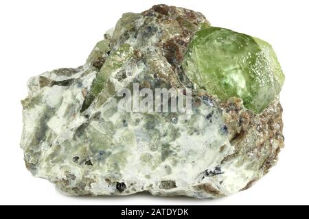 Peridot sulla matrice dalla valle di Kohistan, Pakistan isolato su sfondo bianco Foto Stock