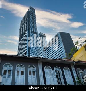 Singapore. Gennaio 2020. Il contrasto tra le tipiche botteghe e i moderni grattacieli del centro città Foto Stock