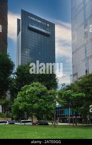 Singapore, Gennaio 2020. Una vista panoramica del piccolo parco e dei grattacieli nel centro della città Foto Stock