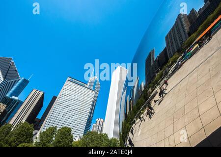 Riflesso di un Chicago edifici in un Chicago Bean Cloud Gate, Stati Uniti Foto Stock