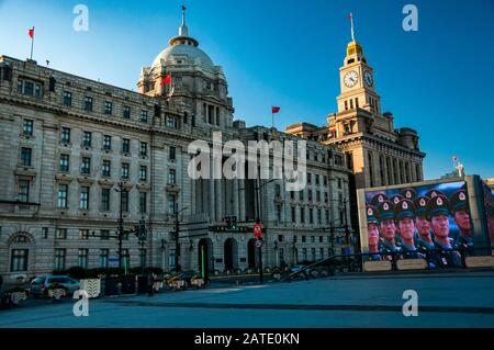 Ascesa del nazionalismo cinese con un enorme schermo sullo storico Bund di Shanghai che mostra propaganda di truppe. Foto Stock