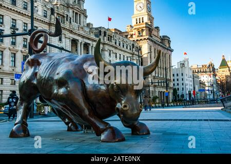 La Shanghai Bull di Arturo di Modica, con la storica Customs House e gli ex edifici di Hong Kong e Shanghai Banking Corporation sullo sfondo. Foto Stock