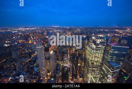 New York City Manhattan Times Square panorama vista aerea di notte con edificio per uffici skyline di grattacieli illuminati da fiume Hudson. Foto Stock