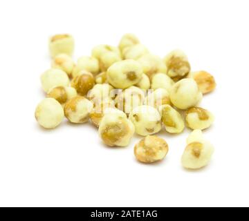 snack cibo wasabi piselli isolati su sfondo bianco Foto Stock