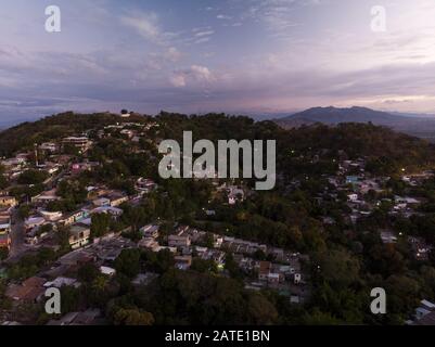 Ayutuxtepeque, El Salvador. 2nd Feb, 2020. Vista sulla città di San Salvador all'alba. Credit: Latest Freedman/Zuma Wire/Alamy Live News Foto Stock