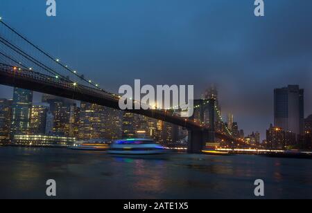 Vista notturna dello skyline di Manhattan. Paesaggio notturno di New York Foto Stock