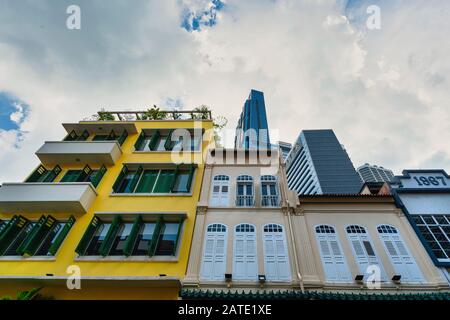 Singapore. Gennaio 2020. Il contrasto tra le tipiche botteghe e i moderni grattacieli del centro città Foto Stock