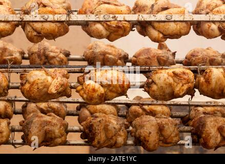 Village fest a Gran Canaria - polli interi cucina in stile rotisserie all'aperto Foto Stock