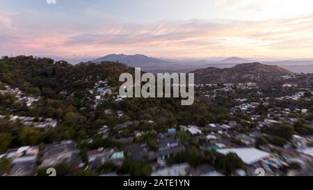 Ayutuxtepeque, El Salvador. 2nd Feb, 2020. Vista sulla città di San Salvador all'alba. Credit: Latest Freedman/Zuma Wire/Alamy Live News Foto Stock