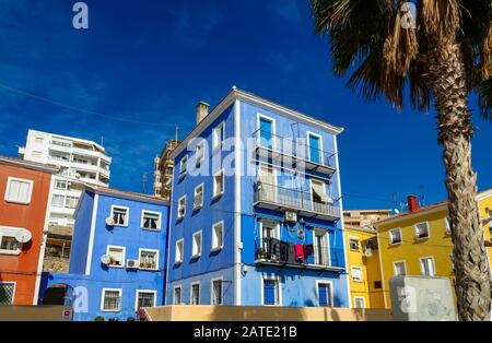 Blue House e palme, sole invernale a Villajoyosa, Costa Blanca, Alicante, Spagna Foto Stock