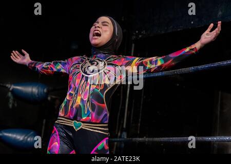 Né 'Phoenix' Diana, 20, campione di wrestling femminile dalla Malesia e il primo hijab-wrestler professionista del mondo. Londra, Regno Unito. Foto Stock