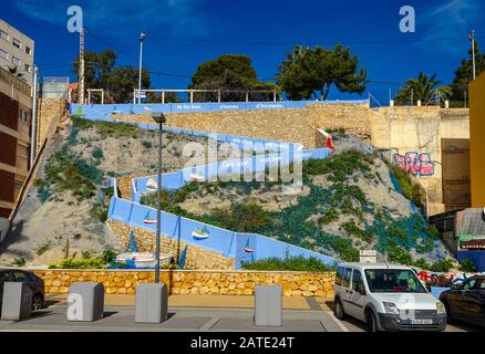 Scalini colorati e sole invernale a Villajoyosa, Costa Blanca, Alicante, Spagna Foto Stock