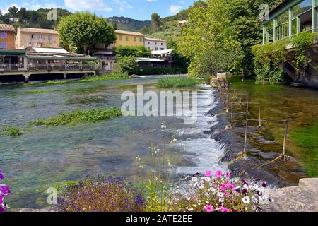 Sorgente della Sorgue a Fontaine de Vaucluse, un comune nel dipartimento di Vaucluse e la regione Provence-Alpes-Côte d'Azur in Francia Foto Stock