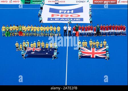 Sydney, Australia. 02nd Feb, 2020. International FIH Field Hockey, Australia contro Gran Bretagna; Australia e Gran Bretagna si allineano prima della partita Credit: Action Plus Sports Images/Alamy Live News Foto Stock